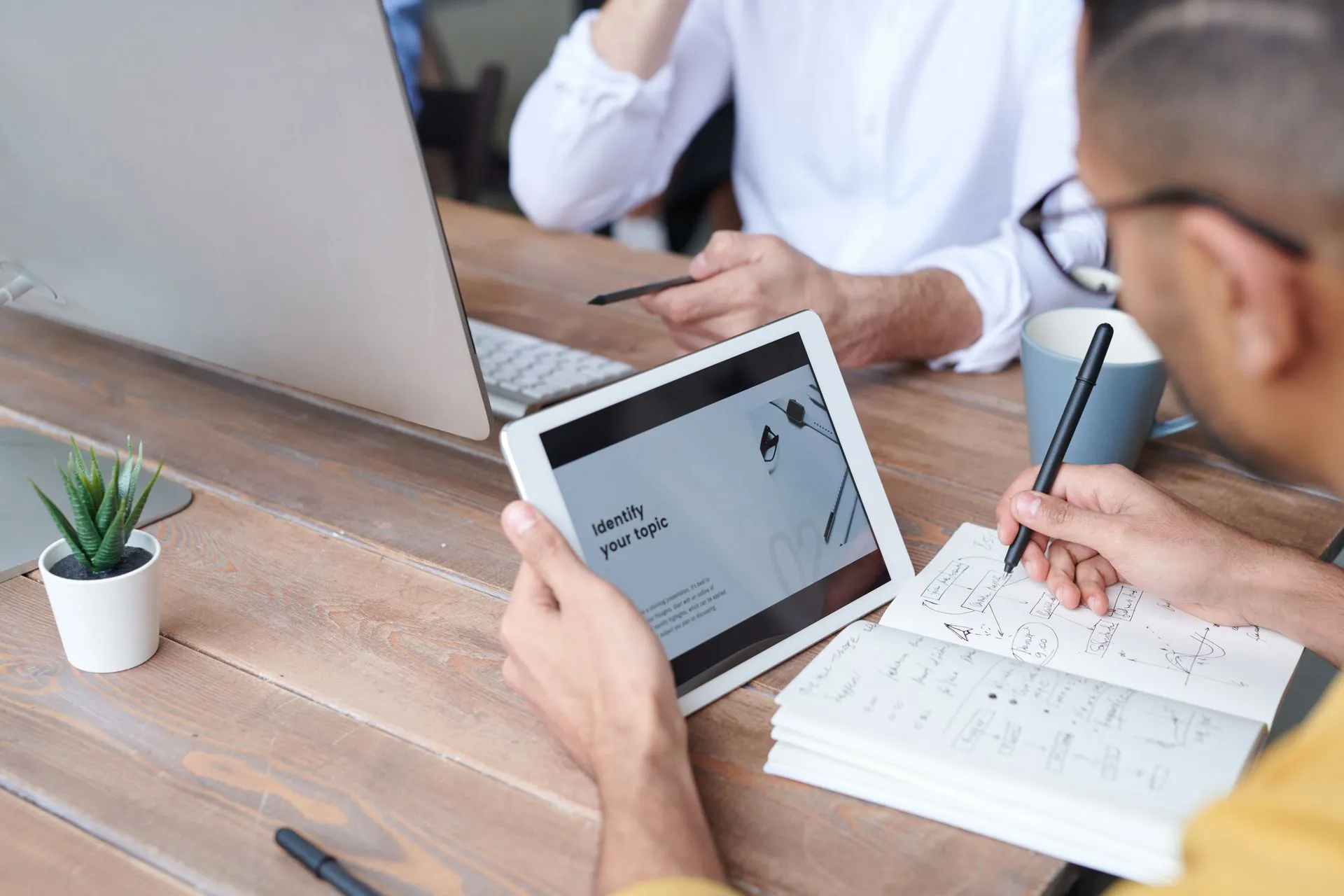 Presentation design process from content and audience analysis to final delivery